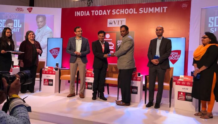 Sunil-Khandbahale-is-being-honored-at-India-Today-School-Summit-2017