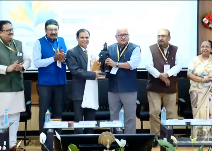 Sunil-Khandbahale-is-being-felicitated-by-at-YCMOU